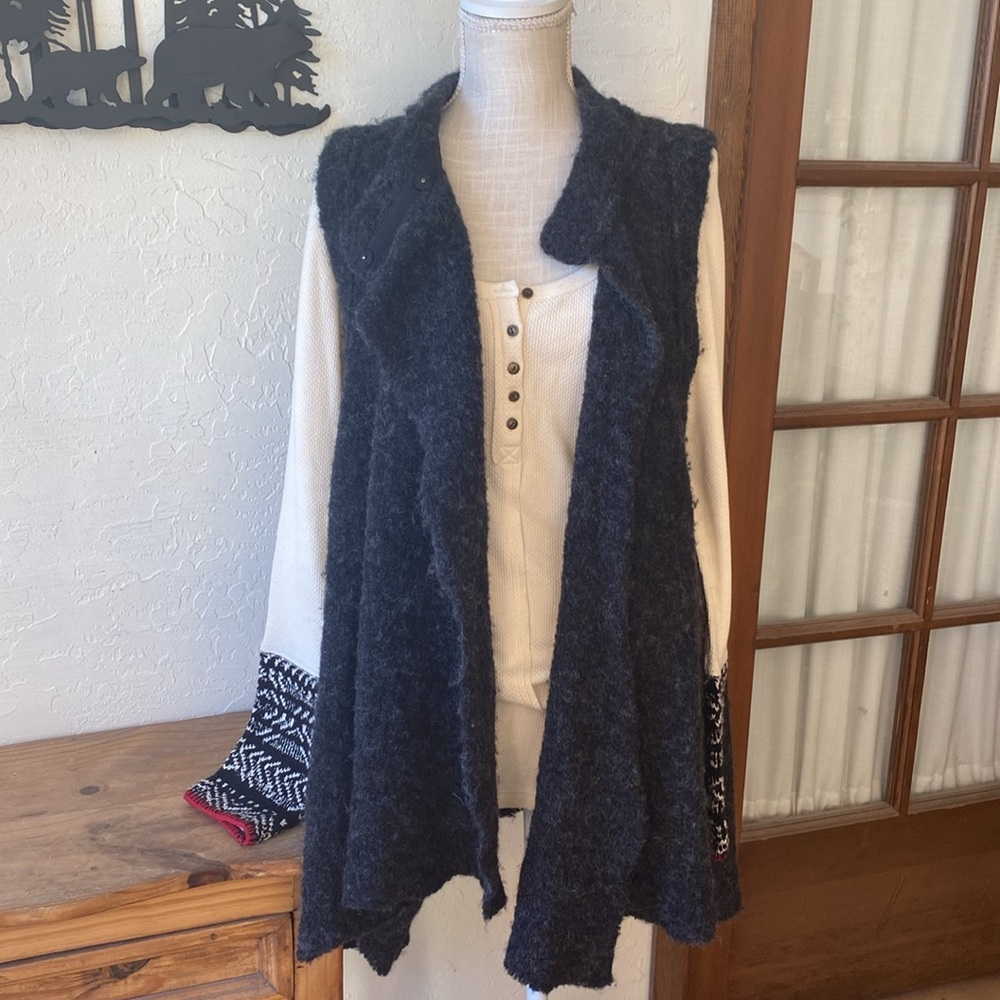 🎉 FREE PEOPLE ALPACA SLEEVELESS CAPE‼️